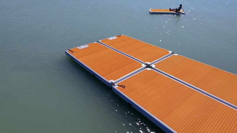 T-alakú BalatonFloat stég a Balatonon