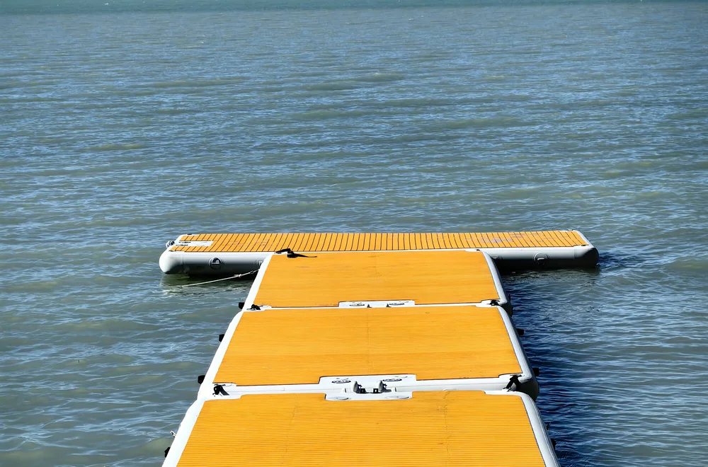 T-alakú úszóstég konfiguráció Balatonon